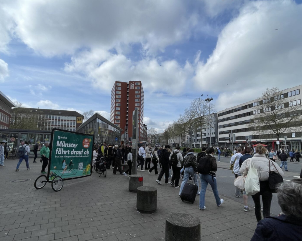 Viele Münsteraner passieren die Werbung unseres Kunden Amiva in Münster