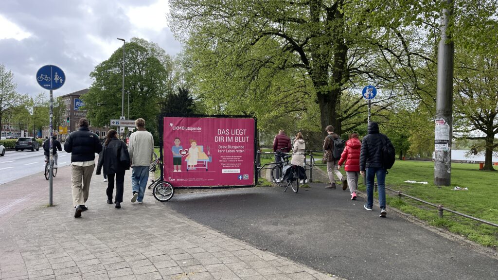 Viel Platz für wichtige Botschaften auf dem XXL-Bike