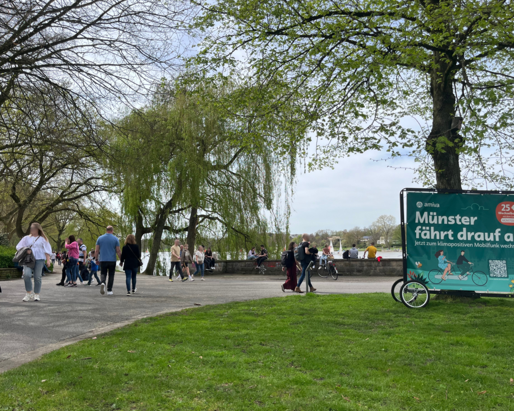 Unsere klimaneutrale Werbemöglichkeit für den OOH Bereich fügt sich gut in die Natur von Münster ein