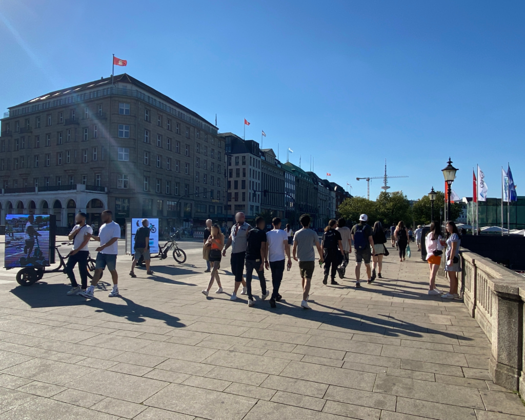 Fahrradwerbung in Hamburg am stark frequentieren Ufer der Alster