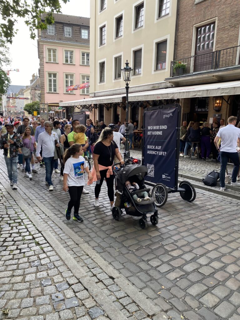 Fahrradwerbung auf den gefüllten Straßen Düsseldorfs
