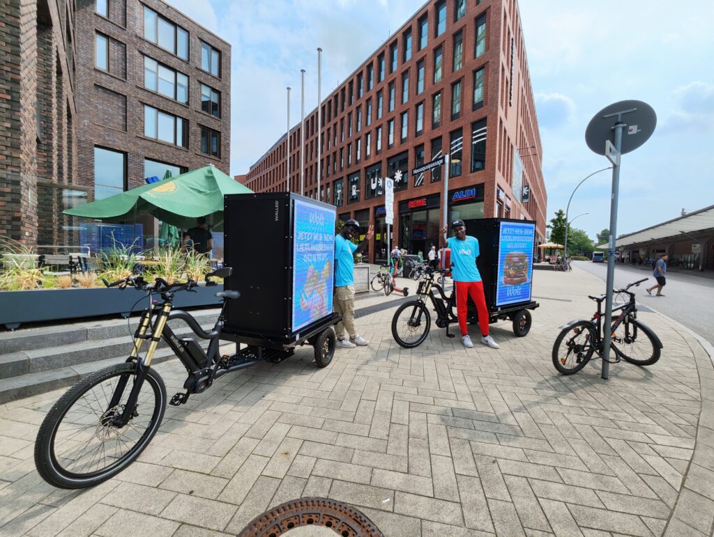 Fahrradwerbung in Hamburg vor historischer Kulisse