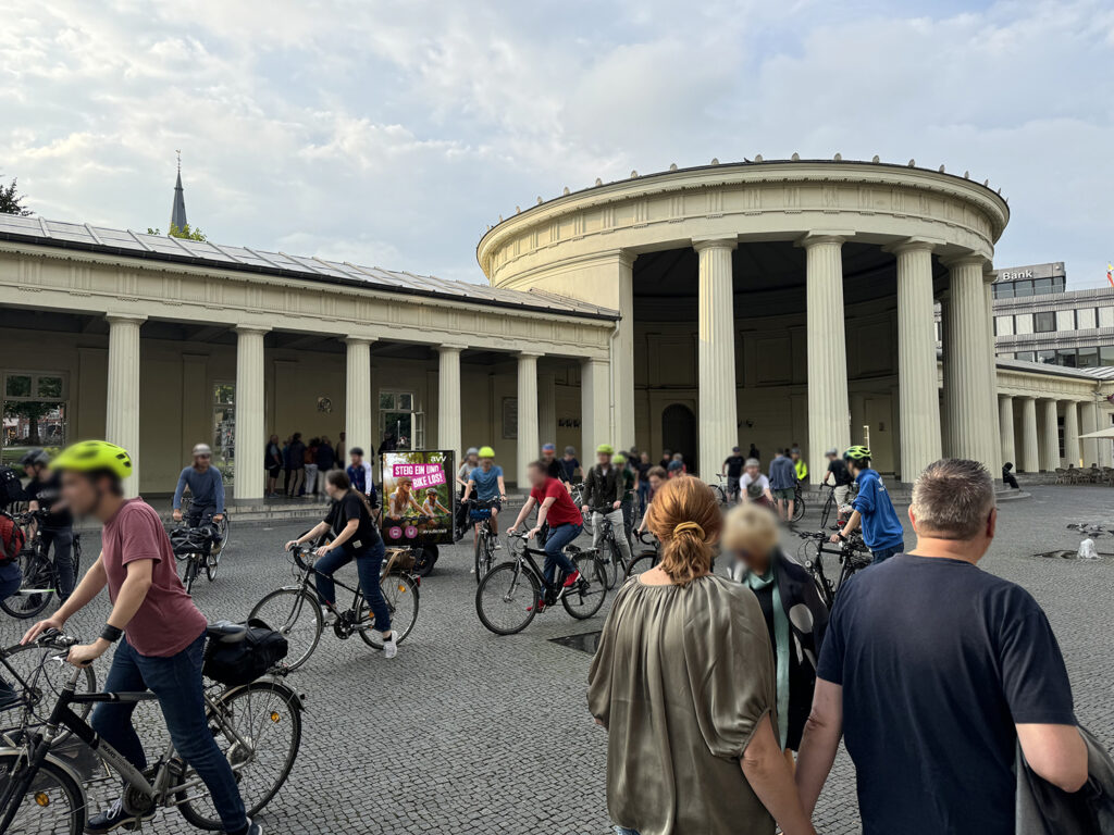 Fahrradwerbung am historischen Elisenbrunnen mitten in der Aachener Innenstadt