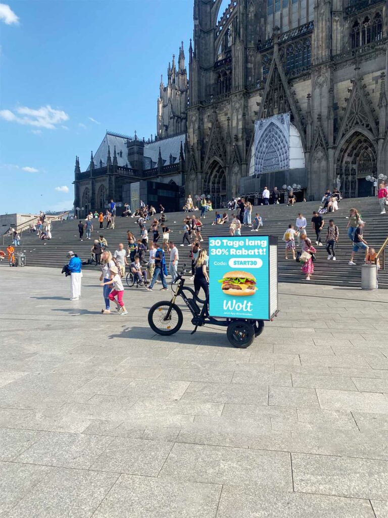 Best Case Fahrradwerbung: Wolt platziert seine Werbung an zentralen Orten in Köln