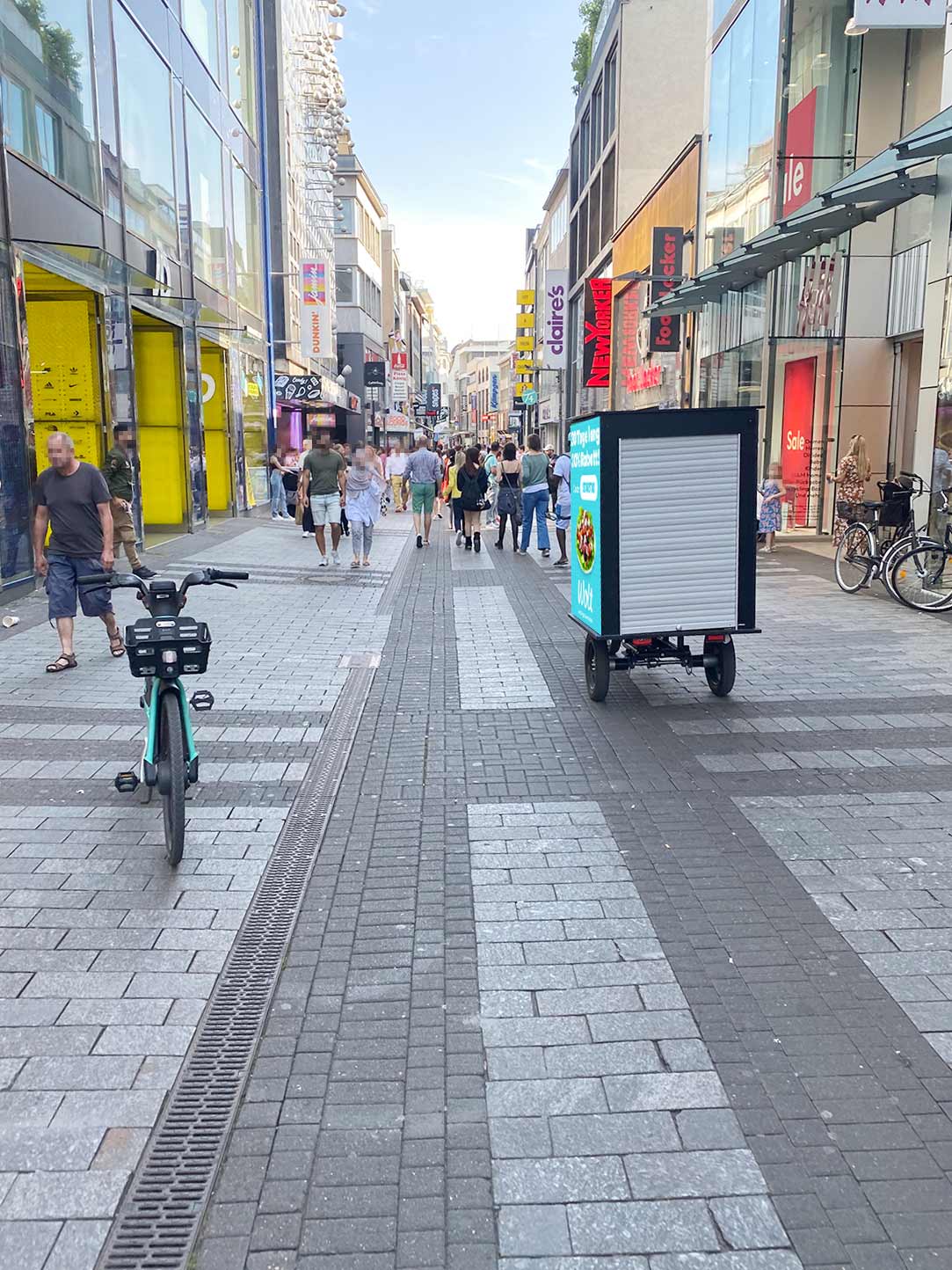 Best Case Fahrradwerbung: Wolt ist in Köln in der Schildergasse präsent